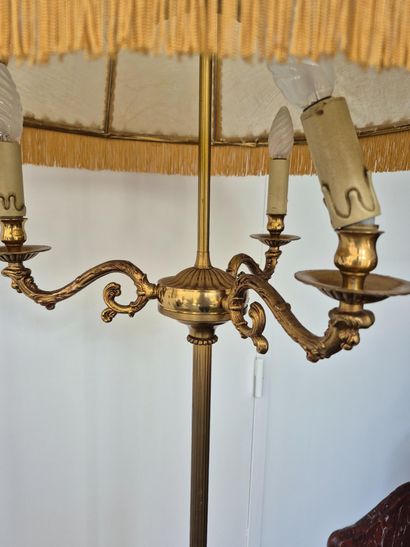 Lampadaire en laiton et métal doré. 
Pied...