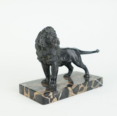 Lion en régule patiné noir
Sur une base en...