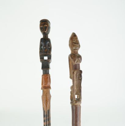 Réunion de deux bâtons cannes en bois sculpté...