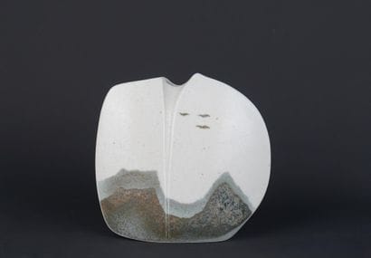 VIREBENT
Vase en porcelaine à décor de paysage...
