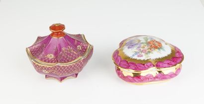 LIMOGES
Réunion de deux boîtes en porcelaine...
