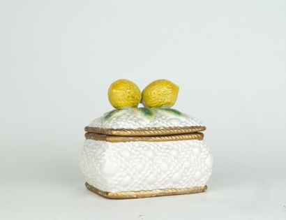Boîte en porcelaine figurant un panier surmonté...