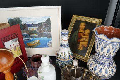 Réunion d'objets divers et de décoration
En...