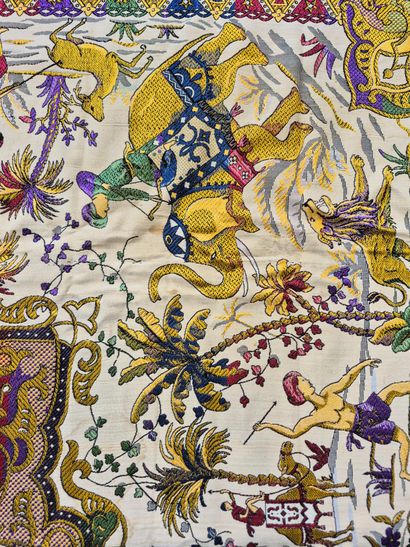 ASIE
Broderie à décor de chasses et médaillon...