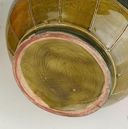 Réunion de deux pichets en céramique à décor...