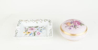 LIMOGES
Réunion d'une boite en porcelaine...