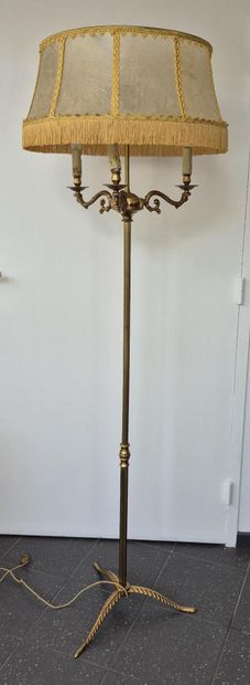 Lampadaire en laiton et métal doré. 
Pied...