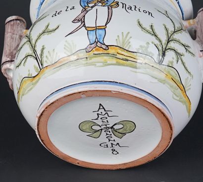 NEVERS, Manufacture MONTAGNON
Pot couvert...