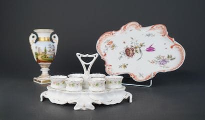 Oeufrier en porcelaine à décor floral imprimé...