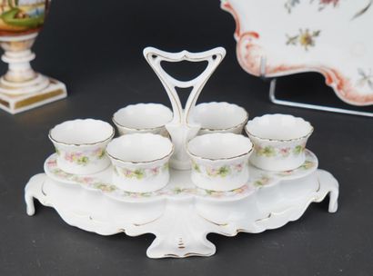 Oeufrier en porcelaine à décor floral imprimé...
