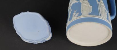 WEDGWOOD
Réunion d'un pichet et d'une boîte...