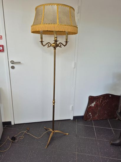 Lampadaire en laiton et métal doré. 
Pied...