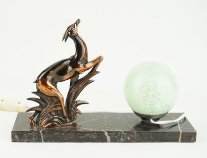 Veilleuse en régule patiné figurant une biche...