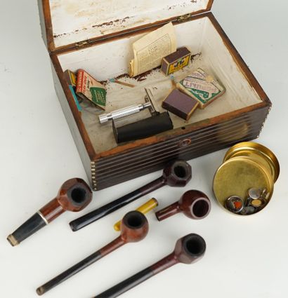 Boîte contenant des pipes et petits éléments...