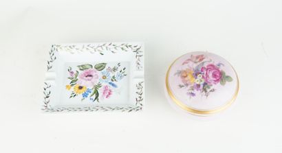LIMOGES
Réunion d'une boite en porcelaine...