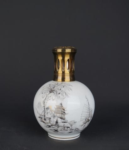 LIMOGES, Charles AHRENFELDT
Lampe berger...