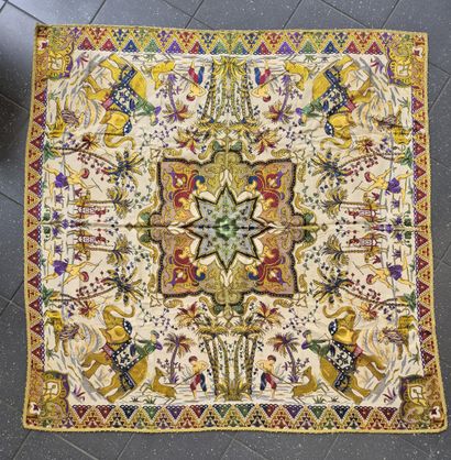ASIE
Broderie à décor de chasses et médaillon...