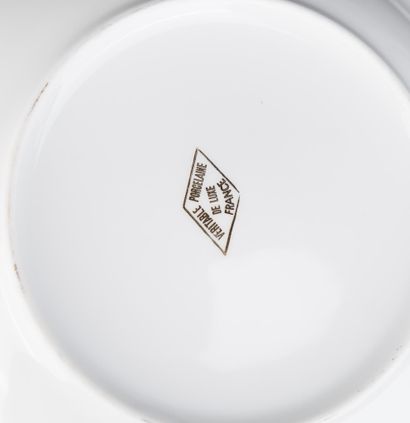 Importante partie de service en porcelaine...
