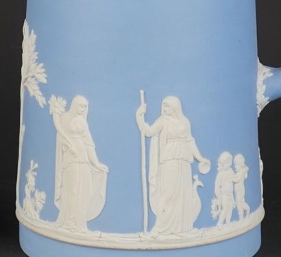 WEDGWOOD
Réunion d'un pichet et d'une boîte...