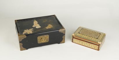 Réunion de deux boîtes, l'une marqueté d'os...