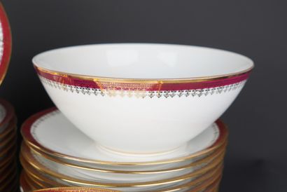 Importante partie de service en porcelaine...