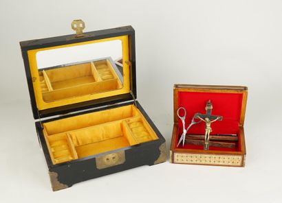 Réunion de deux boîtes, l'une marqueté d'os...