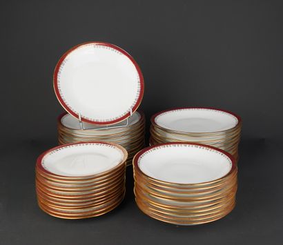 Importante partie de service en porcelaine...