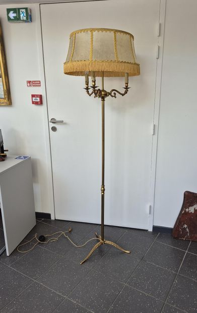 Lampadaire en laiton et métal doré. 
Pied...