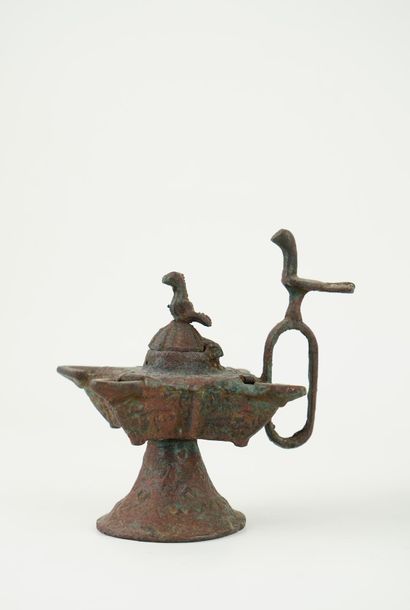 Lampe à huile en bronze patiné à décor de...
