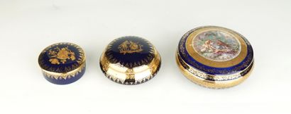 LIMOGES
Réunion de trois boîtes en porcelaine
L'une...