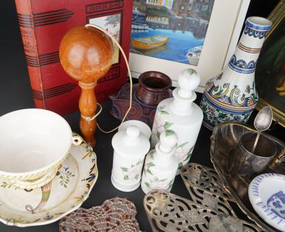 Réunion d'objets divers et de décoration
En...