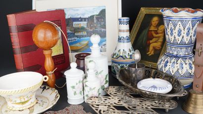 Réunion d'objets divers et de décoration
En...