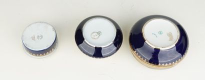 LIMOGES
Réunion de trois boîtes en porcelaine
L'une...