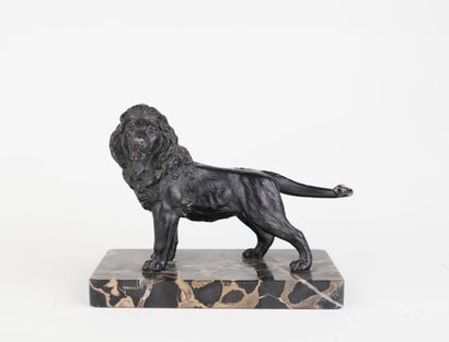 Lion en régule patiné noir
Sur une base en...