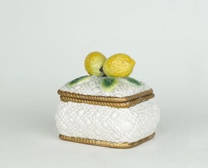 Boîte en porcelaine figurant un panier surmonté...