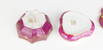 LIMOGES
Réunion de deux boîtes en porcelaine...