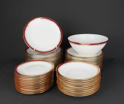 Importante partie de service en porcelaine...