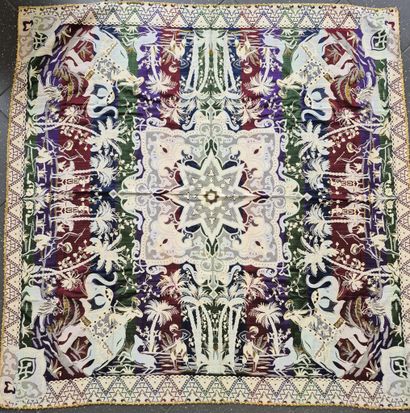 ASIE
Broderie à décor de chasses et médaillon...