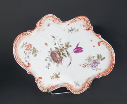 Oeufrier en porcelaine à décor floral imprimé...