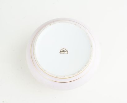 LIMOGES
Réunion d'une boite en porcelaine...