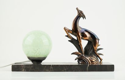 Veilleuse en régule patiné figurant une biche...