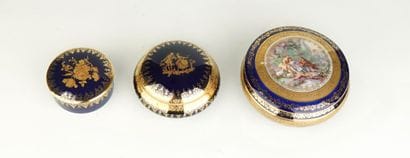 LIMOGES
Réunion de trois boîtes en porcelaine
L'une...
