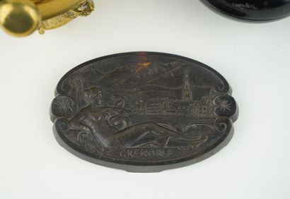 Réunion d'objets comprenant :
- Un mortier...