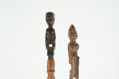 Réunion de deux bâtons cannes en bois sculpté...