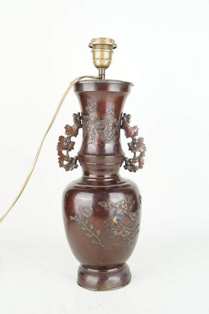 JAPON
Vase en bronze patiné à décor d'insectes...