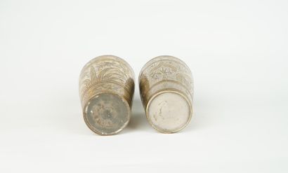 IRAN
Réunion de deux gobelets en métal argenté...