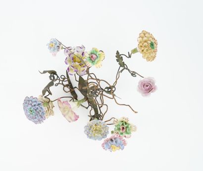 Lot de fleurs en porcelaine comprenant 146...