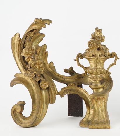 Paire de chenets en bronze doré à décor d'enroulements...