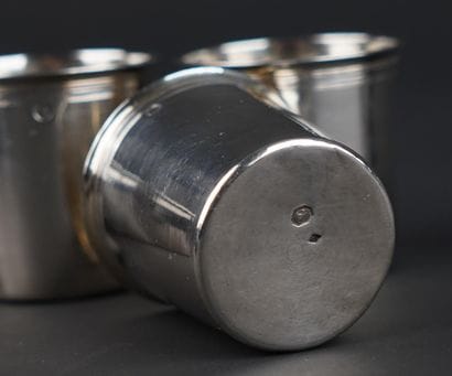 Suite de 6 gobelets à liqueur en argent 950°/00,
filets...
