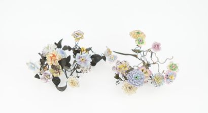Lot de fleurs en porcelaine comprenant 146...